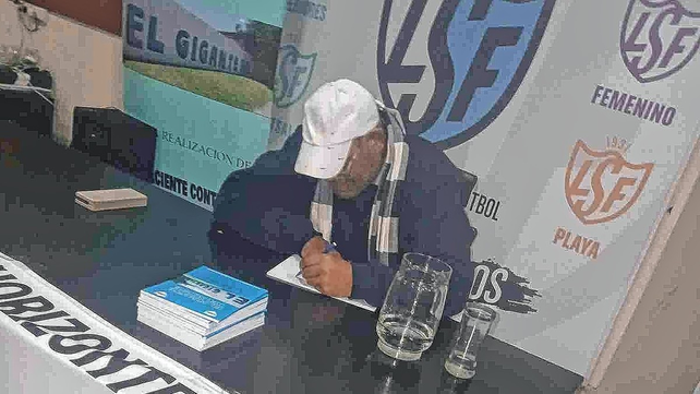 El autor José Luis Benítez en el lanzamiento de la obra que cuenta la historia del Club Nuevo Horizonte. El autor José Luis Benítez en el lanzamiento de la obra que cuenta la historia del Club Nuevo Horizonte. 