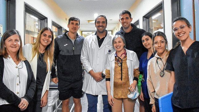  Autoridades del hospital Orlando Alassia junto a los tenistas que compiten en el Santa Fe Lawn Tennis Club.