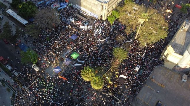 Masiva marcha universitaria en Santa Fe reunió a miles de personas en un acto que tuvo lugar en la intersección de Rivadavia y Bulevar.