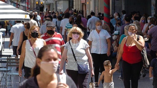 Repleta de gente y con buenas ventas. Así lució la peatonal santafesina en la previa de Navidad.