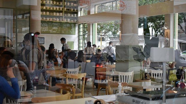 La ventilación de los ambientes es clave para evitar el contagio de Covid-19 por aerosoles, es decir, por las gotitas microscópicas que quedan suspendidas en el ambiente cerca de tres horas (sin circulación de aire).