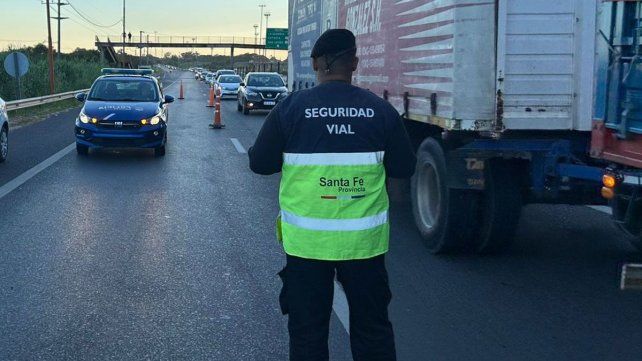 El lugar donde sucedió el accidente en la RN 168, altura La Guardia, donde agentes de la Agencia de Seguridad Vial realizan tareas de control de tránsito.