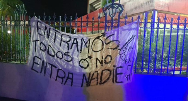 Apareció una bandera intimidante en la sede de Unión.