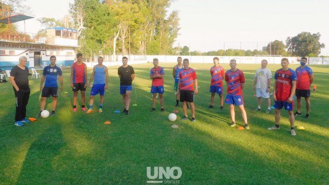El Flaco Tobaldo y un grupo de jugadores que entrena en el predio ubicado en Recreo Sur.