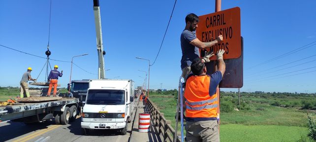 La estructura metálica del puente Bailey ya está colocada sobre el viaducto. 