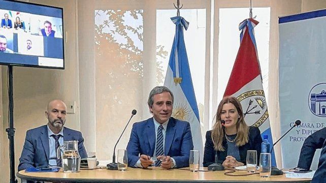El secretario de Seguridad P&uacute;blica, Claudio Brilloni; el diputado Oscar Cachi Mart&iacute;nez y la diputada Lionella Cattalini, en una de las audiencias por robo de cables.