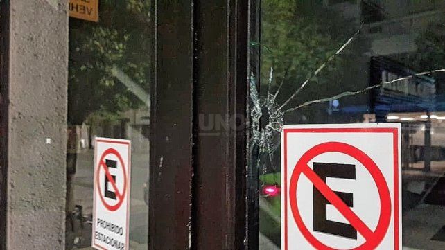 Cinco impactos de bala se registraron sobre el frente del local