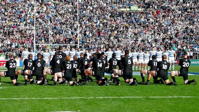 Al pie del Cerro de la Gloria, el público y el haka, protagonistas en el Malvinas Argentinas.