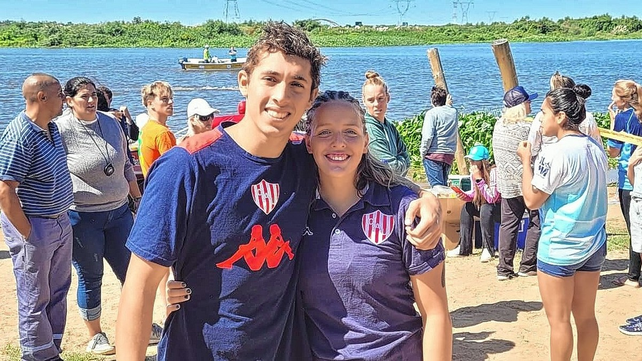 Los ganadores de los 10 kil&oacute;metros en el balneario de Santo Tom&eacute;, Gian Franco Turco y Candela Giordanino.