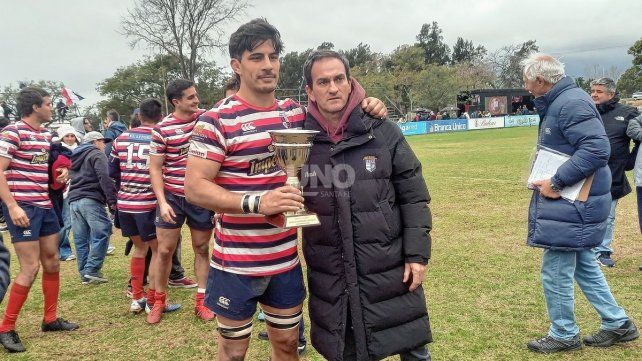 El autor de un try y capit&aacute;n de Santa Fe Rugby, Guillermo Botta (h), recibe la copa Sanatorio Santa Fe, por haber sido el ganador del derby santafesino.