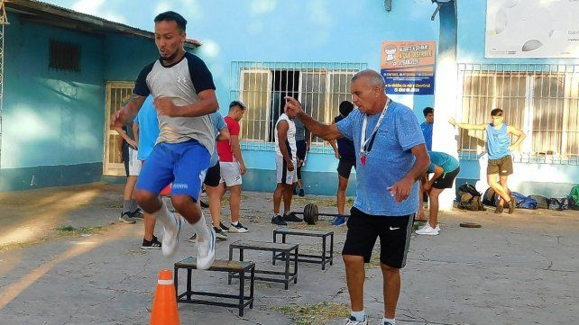 El profesor Luis Di Paolo trabaja en la puesta a punto f&iacute;sica del plantel lagunero que afrontar&aacute; el torno de Liga Santafesina.