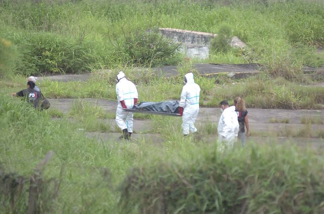 Agentes de la PDI junto a forenses retiran el cuerpo del adolescente Jeremías Monzón. El crimen se habría consumado el 18 de diciembre.
