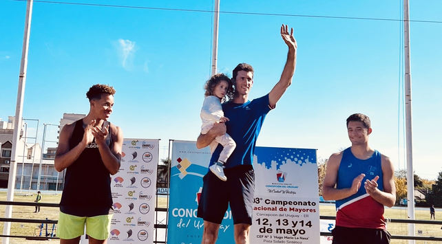 El garrochista santafesino en el primer lugar del podio en Concepción del Uruguay junto a su hija Ámbar.