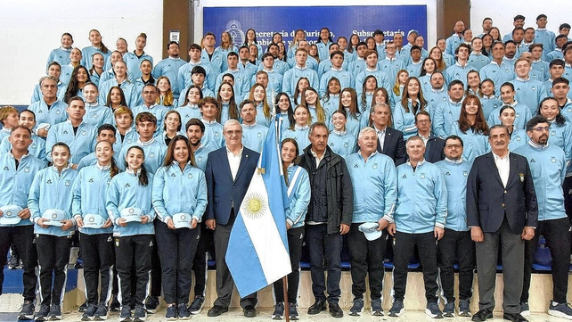 Las autoridades junto a los deportistas en la ceremonia de despedida de la Delegaci&oacute;n Argentina.