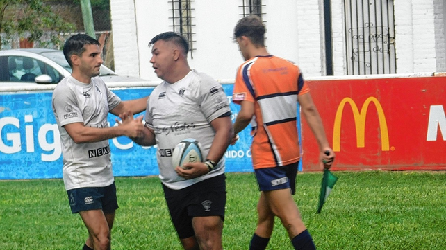 El medio apertura de los Cuervos junto al primera l&iacute;nea Cuerito Ben&iacute;tez ante los Verdes entrerrianos.