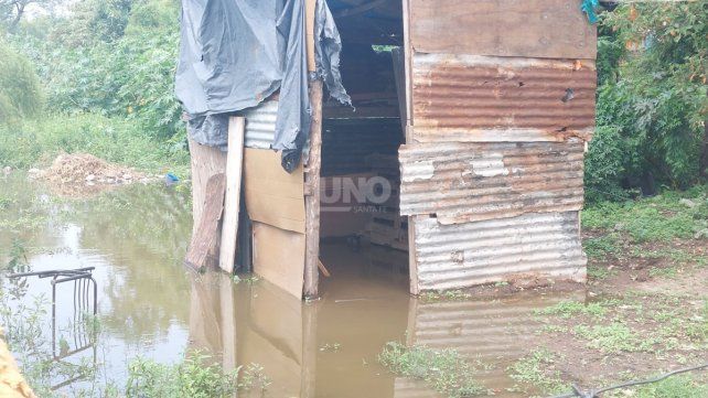 El agua ingresó a las vivienda de algunos vecinos en la zona de la Vuelta del Paraguayo. 