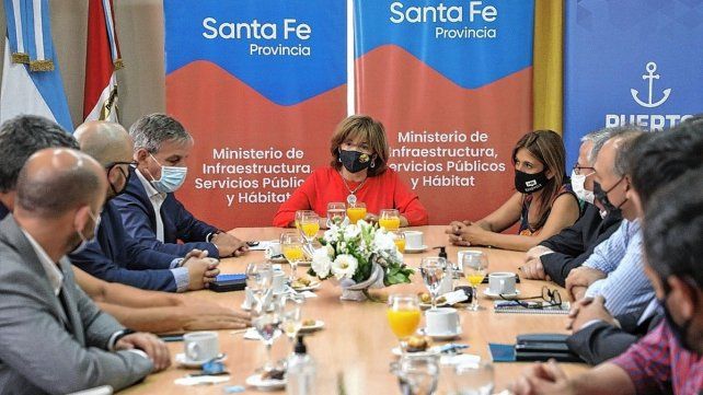 Se realizó la primera reunión para comenzar a trabajar sobre la factibilidad del tren de pasajeros entre Santa Fe y Santo Tome. El encuentro estuvo encabezado por la ministra de Infraestructura, Silvina Frana. Surgió tras un acuerdo firmado entre el gobernador Omar Perotti y el ministro de Transporte de la Nación, Alexis Guerrera.