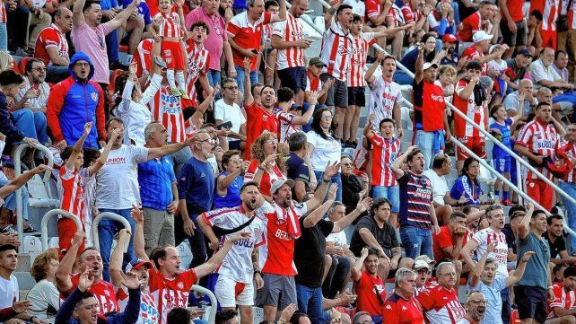 Los hinchas de Uni&oacute;n se preparan para el partido ante Argentinos.