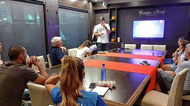 Troncoso, expuso sobre saltos, y ahora habr&aacute; dos jornadas de capacitaci&oacute;n sobre velocidad, fondo y medio fondo