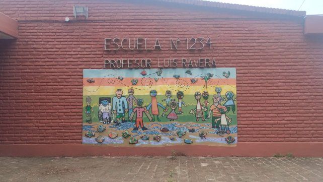 Escuela Luis Ravera N°1.234 ubicada en avenida Teniente Loza y camino viejo a Esperanza