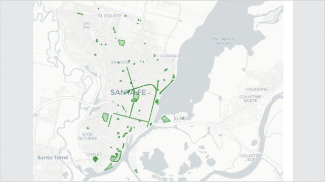La distribución de los espacios verdes diseñados, como plazas y parques, se concentran en la superficie del sur, centro, este y noreste de la ciudad de Santa Fe.