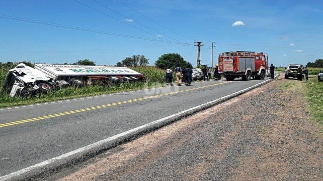 Como resultado del choque fallecieron cuatro personas, una fue trasladada al Samco de Esperanza y el conductor del camión resultó ileso.