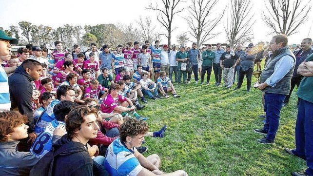 En la ciudad de Rafaela, el presidente de la USR, Esteban Fainberg, junto a la M19 de CRAR campeona, y los subcampeones de CRAI.