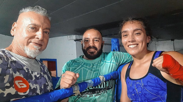 Virginia Barroso junto a sus DT, Osvaldo Salami y Walter Z&oacute;ccola, tras el empate ante Quintana.