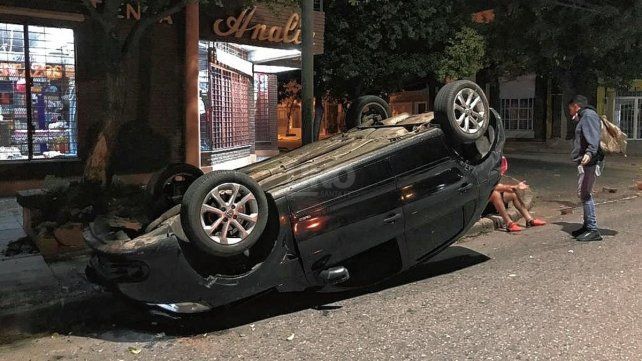 El vuelco ocurrió en las primeras horas del miércoles en barrio Mariano Comas. 