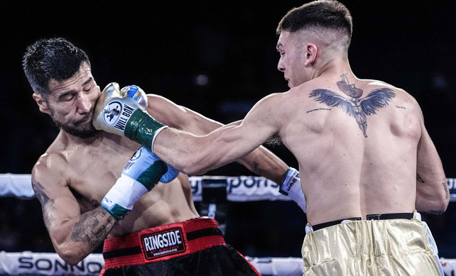 Enorme victoria del santafesino Crenz quien estuvo intratable arriba del ring al noquear al mexicano Quezada en el segundo asalto. Enorme victoria del santafesino Crenz quien estuvo intratable arriba del ring al noquear al mexicano Quezada en el segundo asalto.