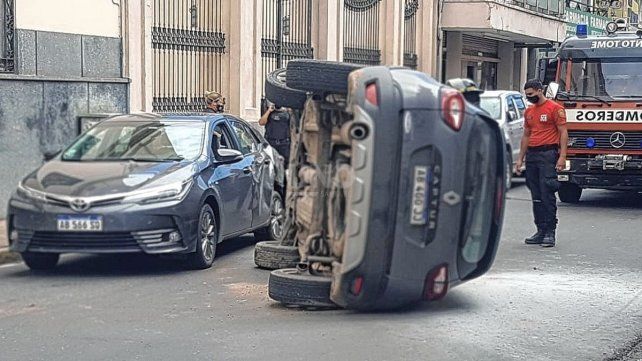 Así quedó el auto volcado sobre calle San Jerónimo 2.100
