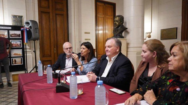 La presentación se realizó en el hall de la Legislatura