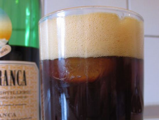 Solo coca: advierten que podr&iacute;an faltar botellas de fernet en las g&oacute;ndolas.