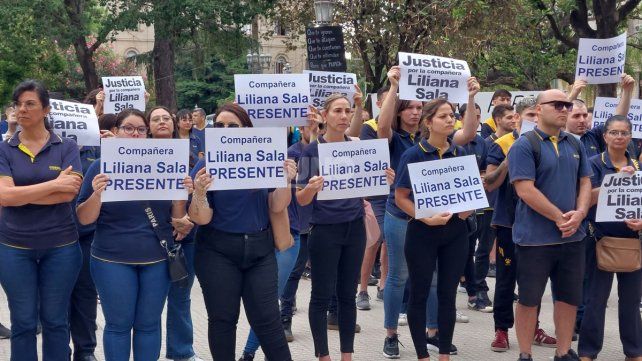 Los compañeros y amigos de Liliana Sala se manifestaron pidiendo justicia en la plaza, frente al edificio de los Tribunales