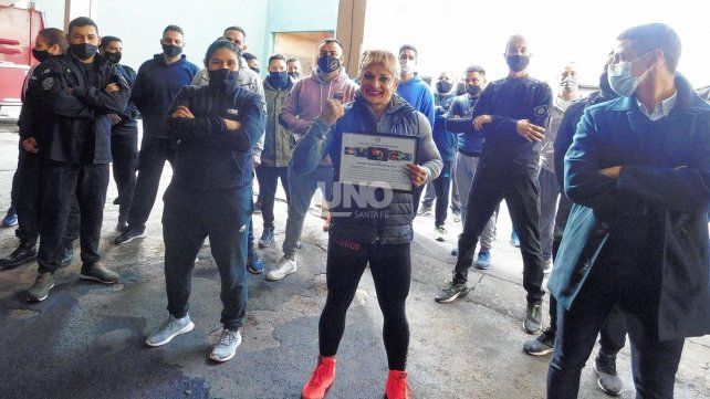 Un buen n&uacute;mero de bomberos compartieron una loable iniciativa de Locomotora Oliveras, cuya dependencia le entreg&oacute; un reconocimiento.