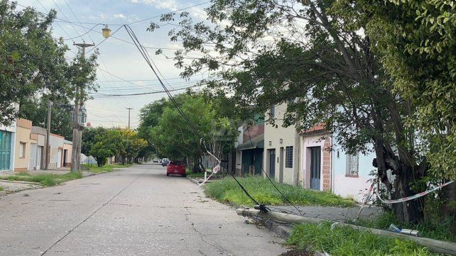 Alvear al 5100, postes de luz caídos