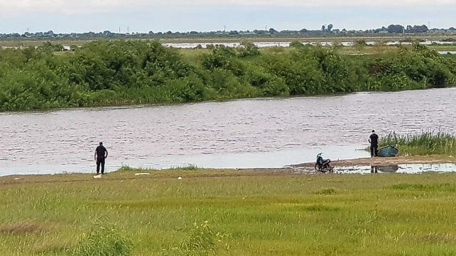 Esta mañana retomaron la tarea de búsqueda en el Río Coronda, cerca de Sauce Viejo. 