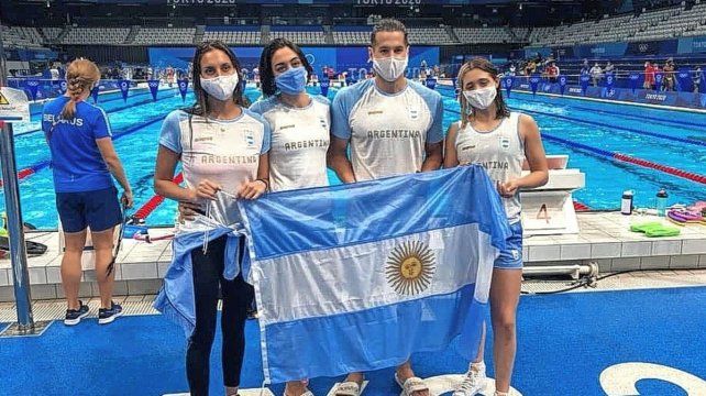 La cordobesa Vicky Bardach, la santafesina Julia Sebastián y Santiago Grassi, junto a Delfi Pignatiello, en la pileta donde competirán en los Juegos Olímpicos de Tokio.