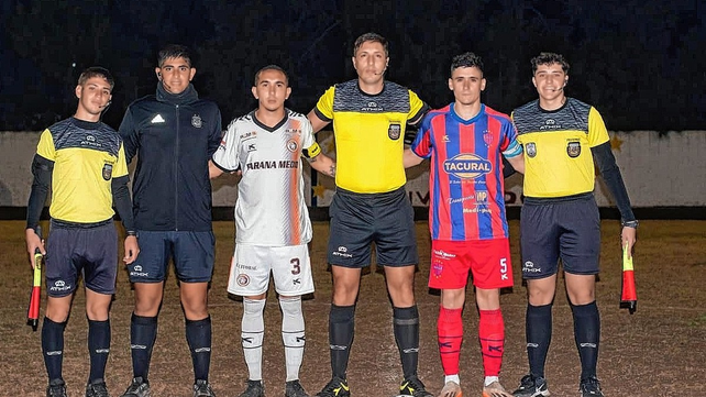 Los capitanes de La Perla y Cosmos FC junto al &aacute;rbitro Lucas Muga en el cotejo jugado en Recreo Sur.