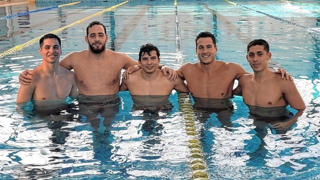 Santi Grassi junto a los nadadores unionistas Agustín Hernández, Gabriel Morelli, Tomás Di Paolo y Gian Franco Turco. Santi Grassi junto a los nadadores unionistas Agustín Hernández, Gabriel Morelli, Tomás Di Paolo y Gian Franco Turco.