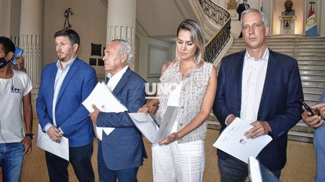 Los legisladores de Juntos por el Cambio, Federico Angelini, Mario Barletta, Carolina Losada y Dionisio Scarpín, luego de la reunión con Omar Perotti.