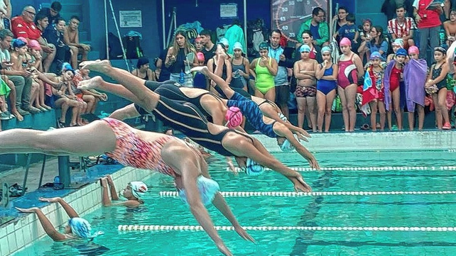 M&aacute;s de 100 deportistas de clubes de la regi&oacute;n se dieron cita en la pileta de Gimnasia y Esgrima de Santa Fe.