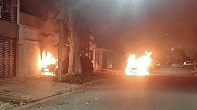 Dos de los 13 autos incendiados en Rosario.