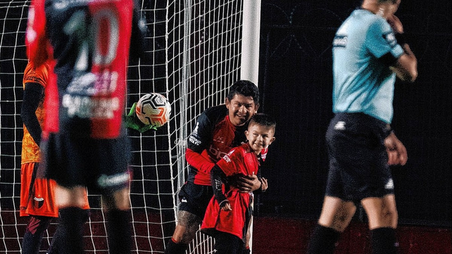 El Pulga Rodríguez tuvo su partido despedida y se dio el gusto de jugar con uno de sus hijos. El Pulga Rodríguez tuvo su partido despedida y se dio el gusto de jugar con uno de sus hijos.