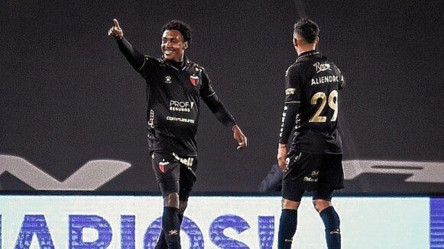 Yeiler Góez fue el tercer colombiano que con la camiseta de Colón le marcó a River en el Monumental. 