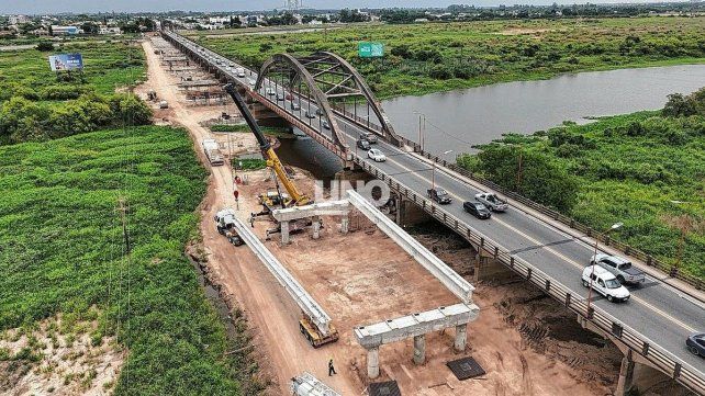 Nuevo puente Santa Fe-Santo Tom&eacute;: comenz&oacute; la colocaci&oacute;n de las vigas longitudinales