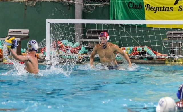 Juan Fernández, marcó tres goles ante los rosarinos y ahora jugará profesionalmente en Abda de Brasil.