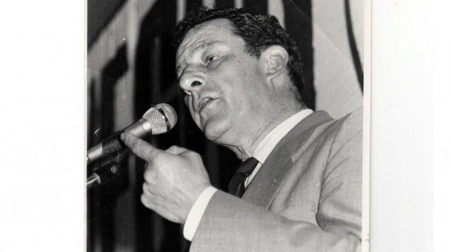 Muttis fue concejal electo, diputado nacional, funcionario provincial e intendente. Murió en funciones en 1991 a cargo de la Municipalidad.