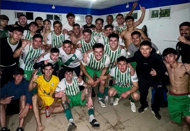 Ciclón Norte de Cayastá igualó con Academia y festejó el haberse salvado del descenso. Ciclón Norte de Cayastá igualó con Academia y festejó el haberse salvado del descenso.
