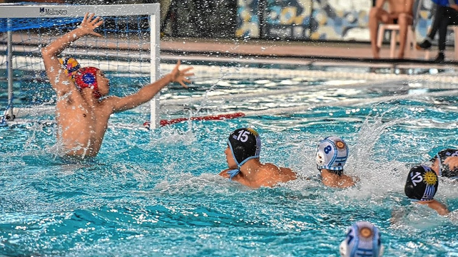 Argentina derrot&oacute; a Uruguay por 25 a 4 en el natatorio de Parque Roca en Buenos Aires.